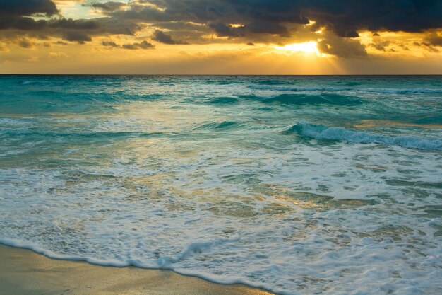 Salida del sol sobre la playa en el Mar Caribe.