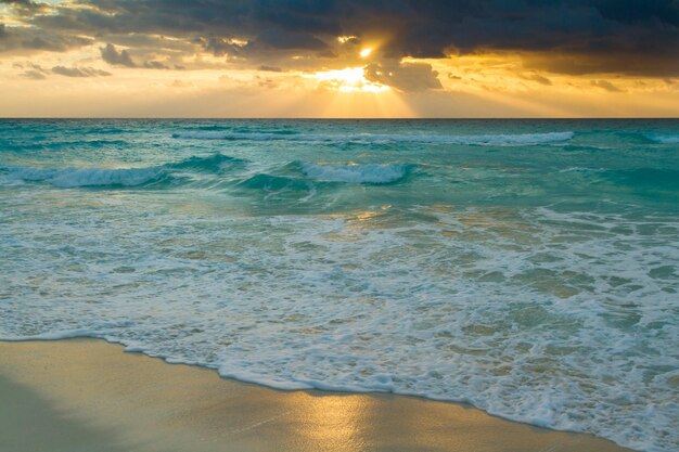 Salida del sol sobre la playa en el Mar Caribe.