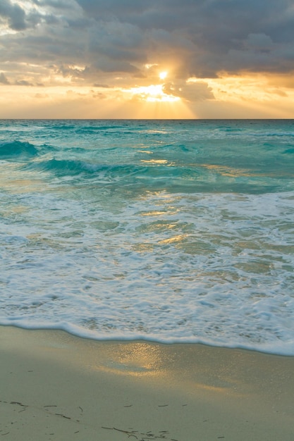 Salida del sol sobre la playa en el Mar Caribe.