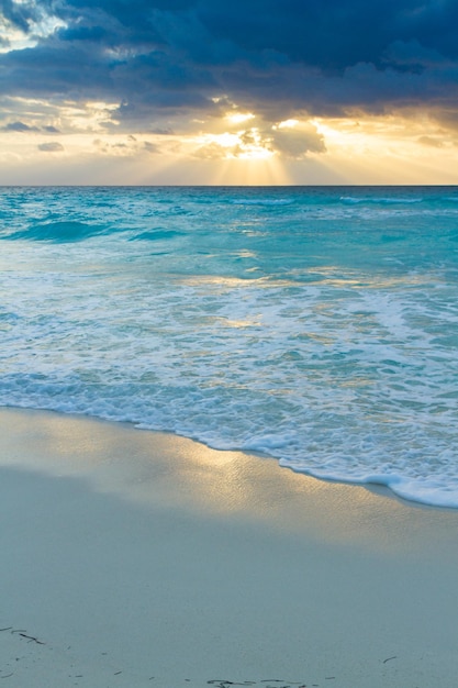 Salida del sol sobre la playa en el Mar Caribe.