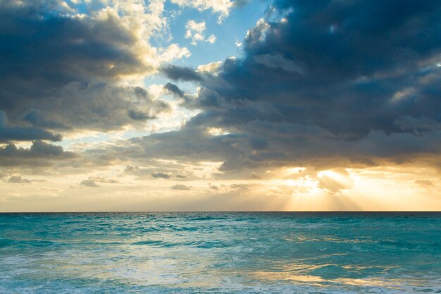 Salida del sol sobre la playa en el Mar Caribe.