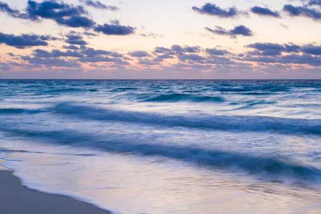 Salida del sol sobre la playa en el Mar Caribe.