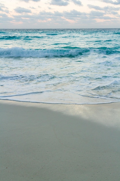 Salida del sol sobre la playa en el Mar Caribe.