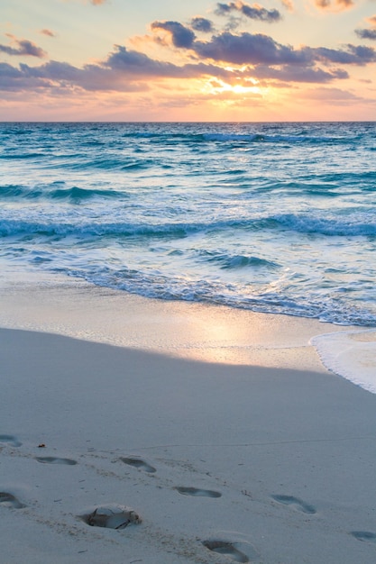 Salida del sol sobre la playa en el Mar Caribe.