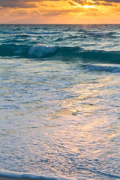 Salida del sol sobre la playa en el Mar Caribe.
