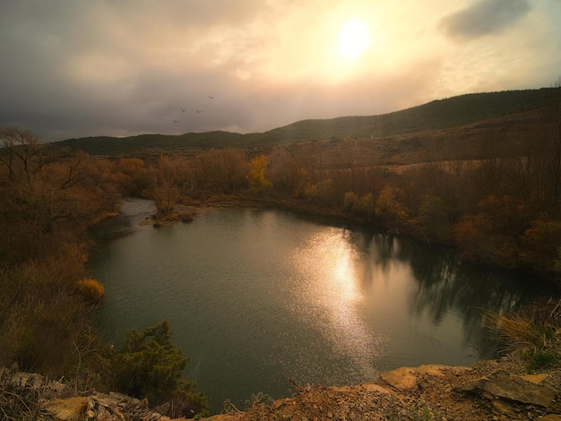 Salida del sol sobre el río