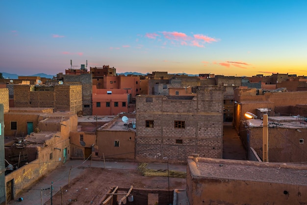 Salida del sol sobre los tejados de Ouarzazate en Marruecos