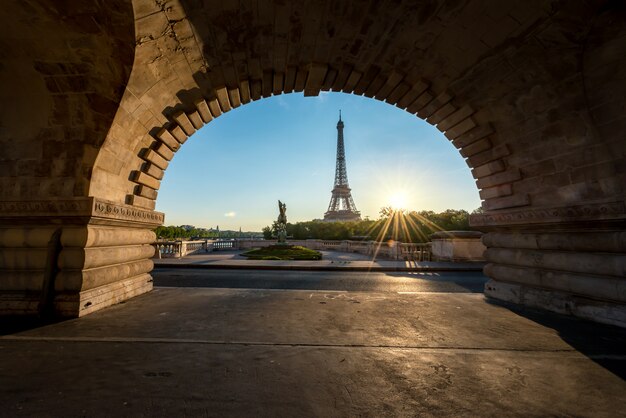 Salida del sol en la torre eiffel en París, Francia. Torre Eiffel es lugar famoso en París, Francia.