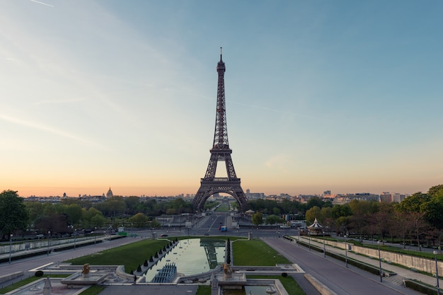 Salida del sol en la torre eiffel en París, Francia. Torre Eiffel es lugar famoso en París, Francia.