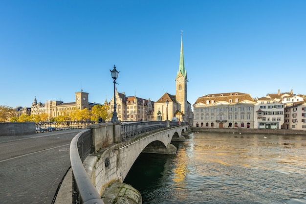 Salida del sol con vista a la ciudad de Zurich en Suiza.