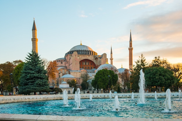 Salida del sol con vista del hito de Santa Sofía en Estambul, Turquía