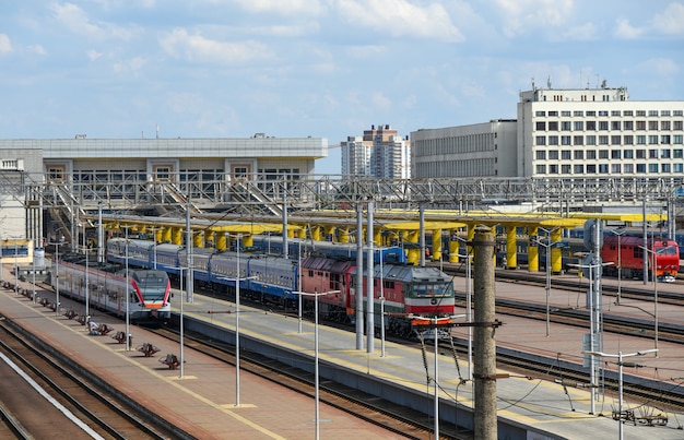 Salida de trenes hacia la estación de trenes de la ciudad.