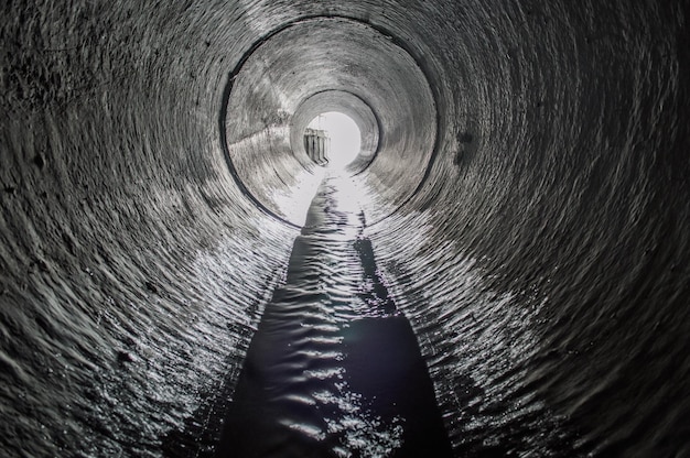 Salida de la tubería del túnel de drenaje de aguas residuales Colector de tubería de drenaje de hormigón del sistema de alcantarillado de la ciudad