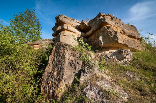 Saliência rochosa em camadas de rocha de arenito, saliência natural, Ucrânia, Medobory, região de Ternopil