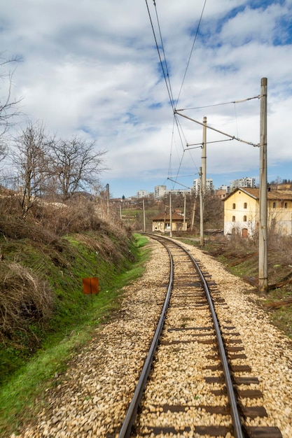 Saliendo de una curva, la vista desde el furgón de cola de un tren que cruza Bulgaria