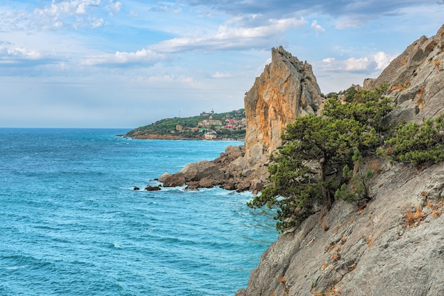 Saliente en la costa rocosa y vista del otro lado de la bahía