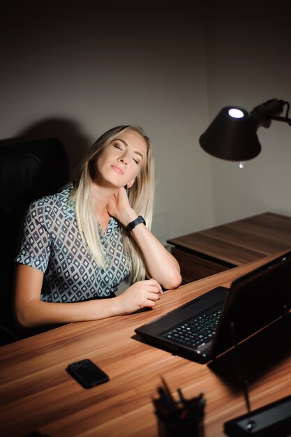 Salientou a empresária sentado na mesa do escritório e pensando a solução enquanto trabalhava até tarde na frente de um computador.