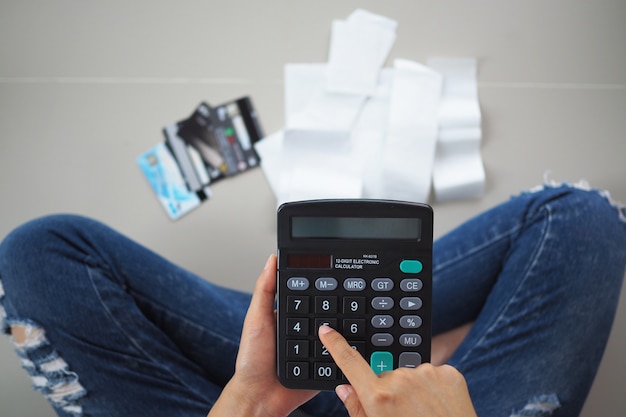 Foto salientou as despesas calculadoras de receitas de mulher
