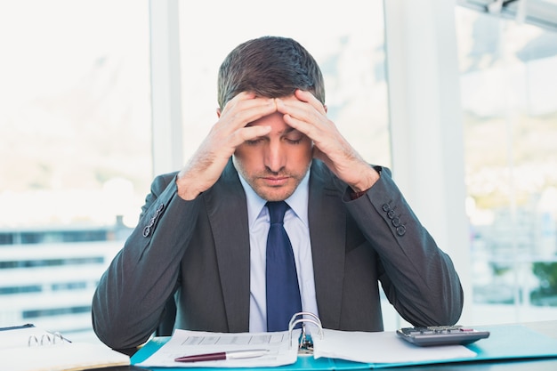 Salientou o empresário com a cabeça nas mãos