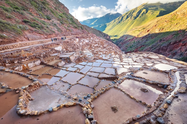 Salinas de maras e andes perto de cusco, no peru, américa do sul