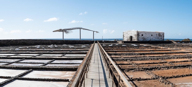 Salinas del Carmen e panorama de esqueleto de baleia na ilha de Fuerteventura