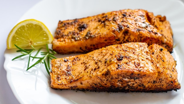 Salmão assado com limão, peixe vermelho no forno