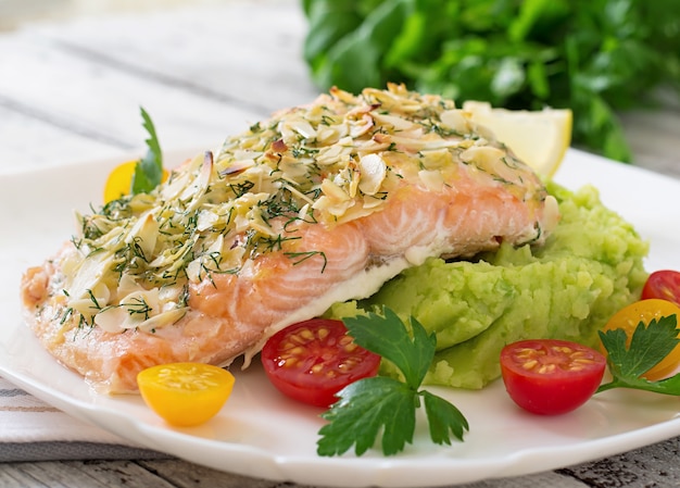 Salmão assado com queijo e crosta de amêndoa e guarnecido com purê de batatas e ervilhas verdes