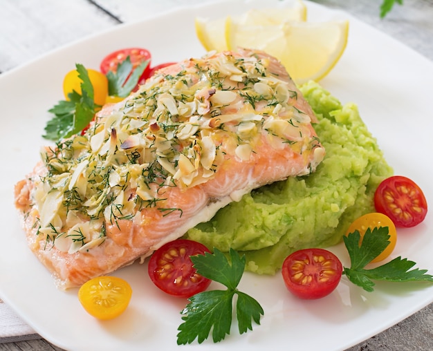 Salmão assado com queijo e crosta de amêndoa e guarnecido com purê de batatas e ervilhas verdes