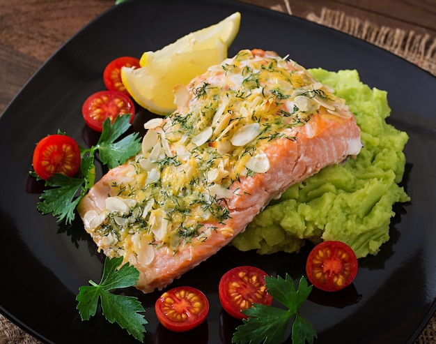 Salmão assado com queijo e crosta de amêndoa e guarnecido com purê de batatas e ervilhas verdes