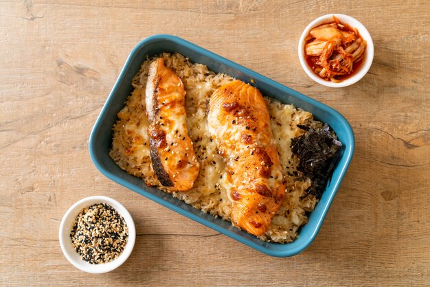 salmão assado com queijo e tigela de arroz miso picante