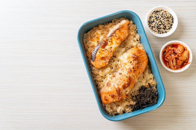 salmão assado com queijo e tigela de arroz miso picante