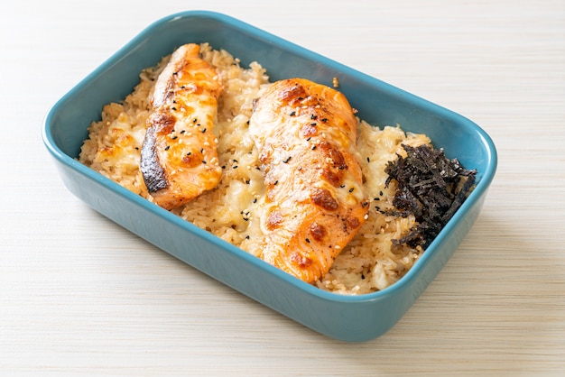 Salmão assado com queijo e tigela de arroz miso picante