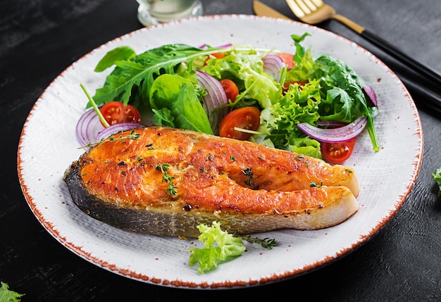 Salmão assado decorado com salada fresca Almoço cetogênico Dieta cetogênica