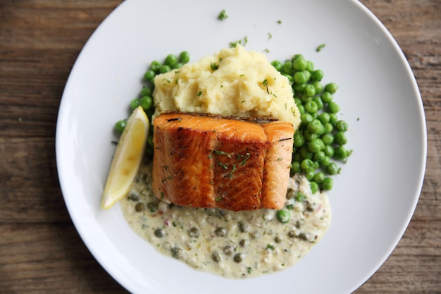 Salmão Assado Grelhado com Batata e Feijão