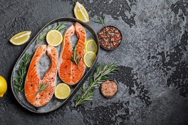 Salmão. Bife de truta vermelha crua com ingredientes para cozinhar. Cozinhar salmão, frutos do mar. Conceito de alimentação saudável