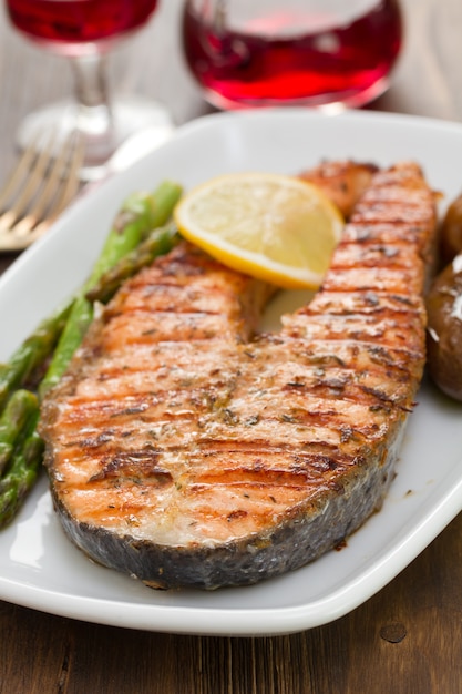 Salmão com limão e legumes no prato branco