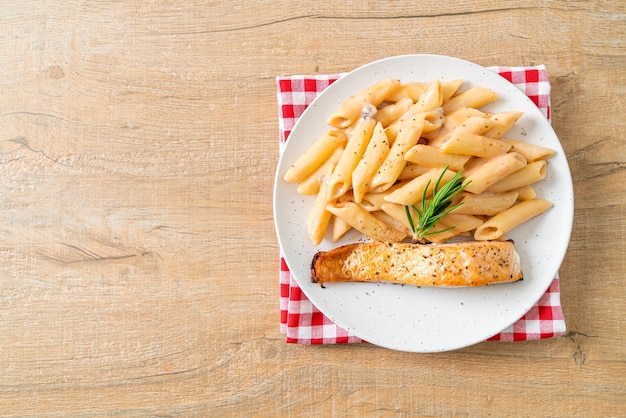 Salmão com molho de creme de macarrão penne