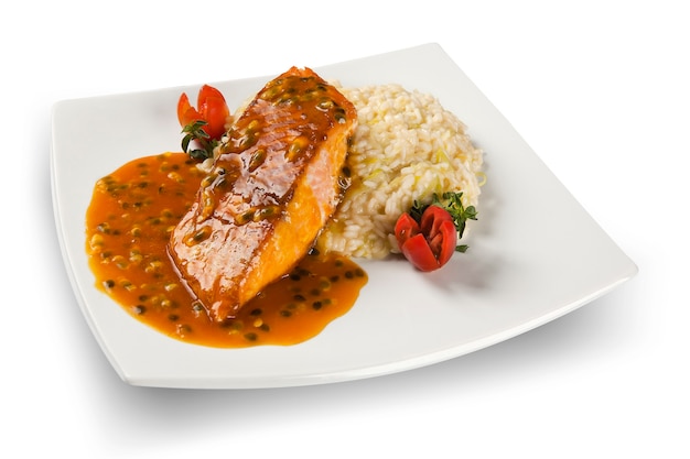 Salmão com molho de maracujá e arroz