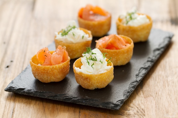 Salmão com queijo fresco a bordo