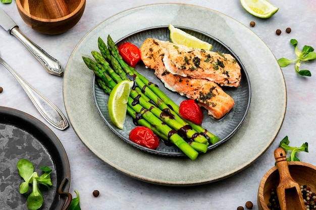 Salmão cozinhado com espargos