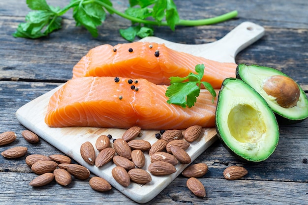 Salmão cru com amêndoa e abacate em uma mesa de madeira, conceito de comida saudável