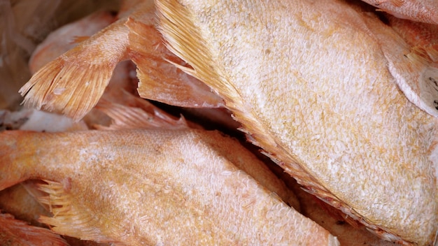 Salmão cru fresco esturjão dorado peixe e robalo estão no balcão com gelo no mercado de peixe Prateleira aberta em uma loja de frutos do mar Closeup