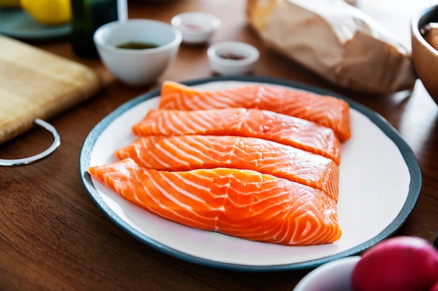 Salmão cru, preparando-se para ser cozido