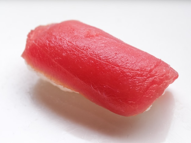 Salmão de comida japonesa e sushi de atum delicioso