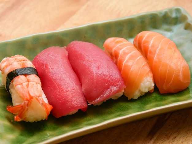 Salmão de comida japonesa e sushi de atum delicioso