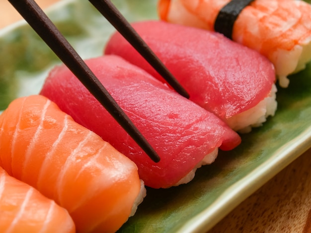 Salmão de comida japonesa e sushi de atum delicioso