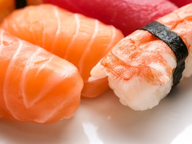 Salmão de comida japonesa e sushi de atum delicioso