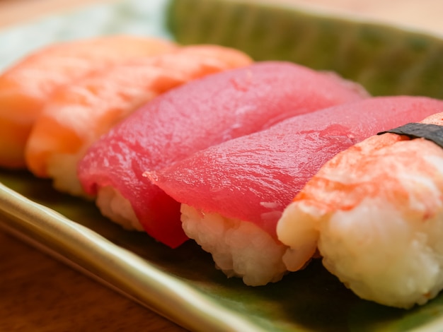 Salmão de comida japonesa e sushi de atum delicioso