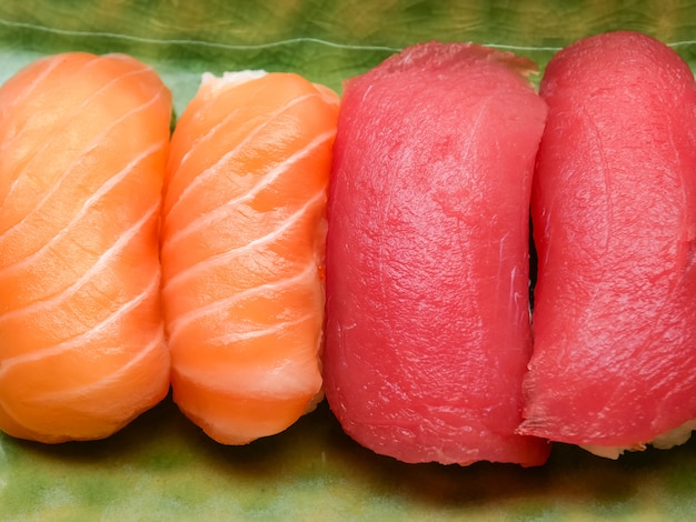 Salmão de comida japonesa e sushi de atum delicioso