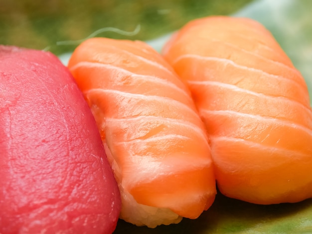 Salmão de comida japonesa e sushi de atum delicioso